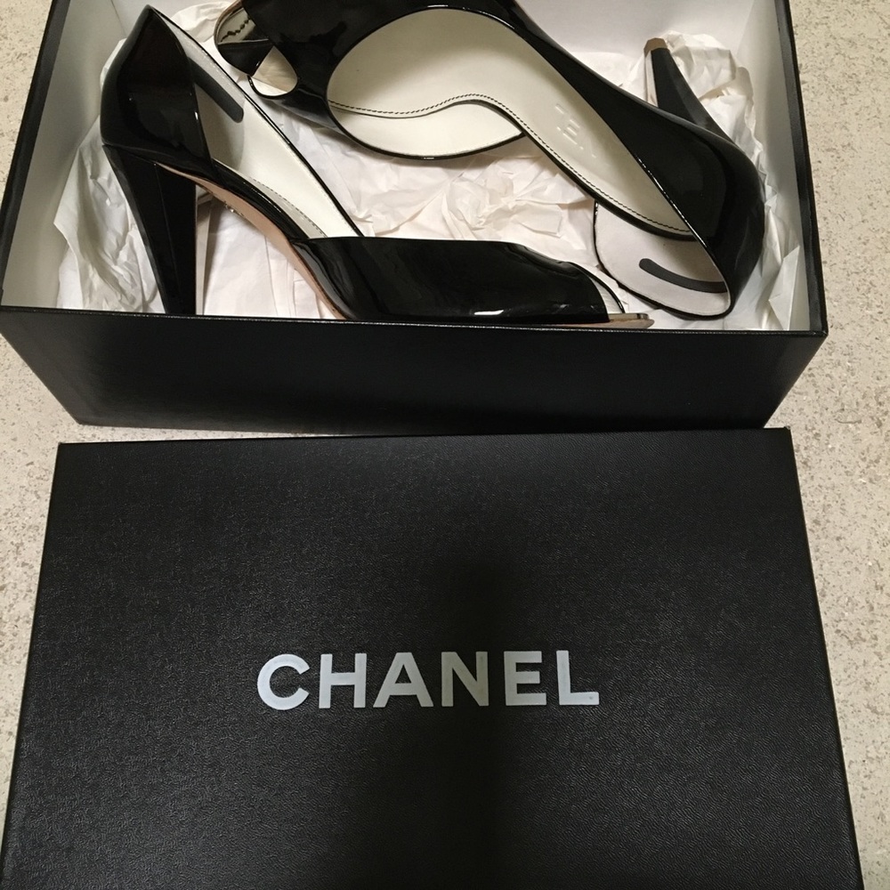 🔥CHANEL 37.5/7.5 Chanel showing this heel style now. Great condition!